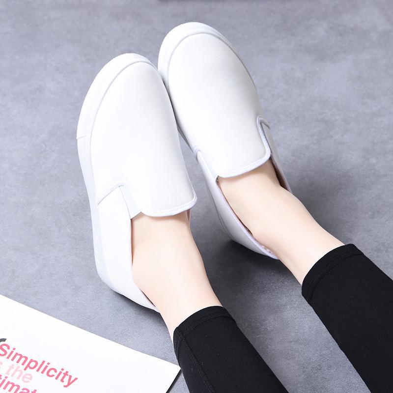 Женские зимние туфли из кожи и бархата на плоской подошве белого цвета — теплые, удобные, нескользящие и водонепроницаемые