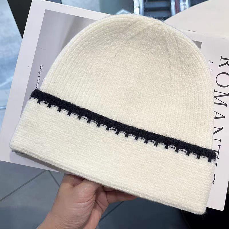 Korean-style simple color-block striped beanie, a warm knitted hat for women, perfect for autumn and winter, and designed to make the face appear