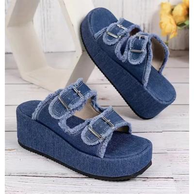 Большие сандалии с пряжкой на ремне из джинсовой ткани и жатым ремнем для женщин, которые носят тапочки на толстой подошве снаружи