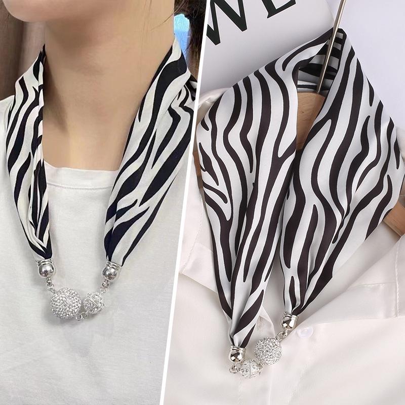 Женский шелковый шарф с магнитной пряжкой — модная защита шеи на весну, лето и осень 2024 года