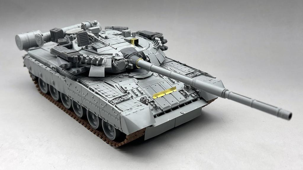 Amusing Hobby Пластиковая сборная модель AMH35A068 1/35 Т-80УМ-2 (танк)