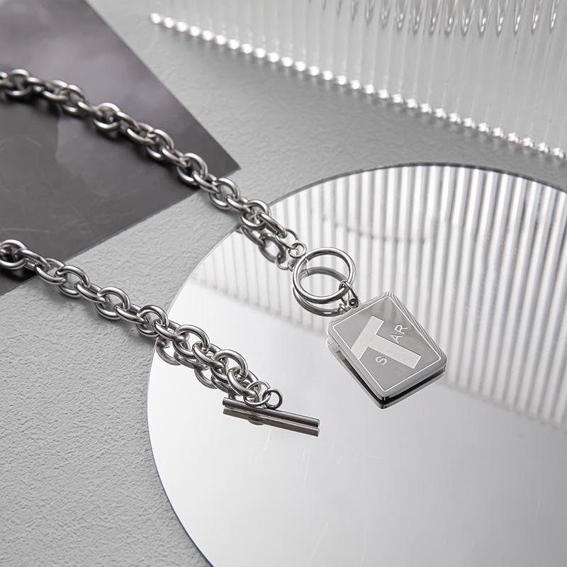 Унисекс Европейское и Американское Хип-Хоп Ожерелье из Титановой Стали с Квадратом с Буквой, Застежкой OT, Цепочным Дизайном.