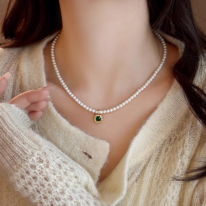 High-End Emerald Glass Pearl Choker Necklace for Women - Light Luxury & Elegant Clavicle Chain