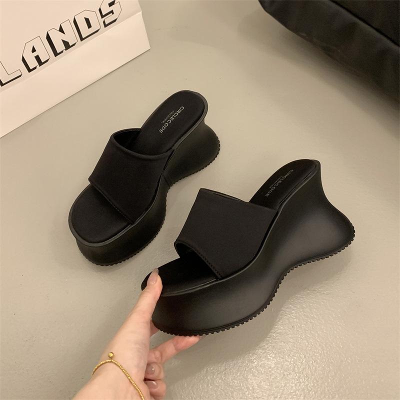 Женские летние шлепанцы на высоком каблуке, 2025 новая высококлассная модель, сочетающаяся с юбкой, шлепанцы на толстой подошве с одной перемычкой, серебристые крутые шлепанцы