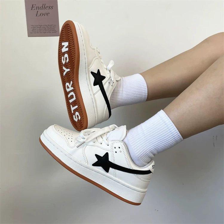 2024 Новые универсальные туфли для колледжа в стиле кампуса Zhao Ruth в том же стиле Guochao в гонконгском стиле для пар, маленькие белые туфли для женщин