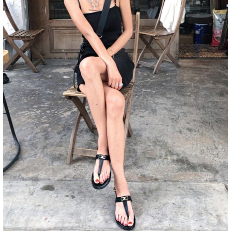 Модные женские роскошные сандалии с Т-образным ремешком 2025 лето новая дизайнерская марка ПУ кожа плоская обувь металлическая отделка шлепанцы Zapatos De Mujer