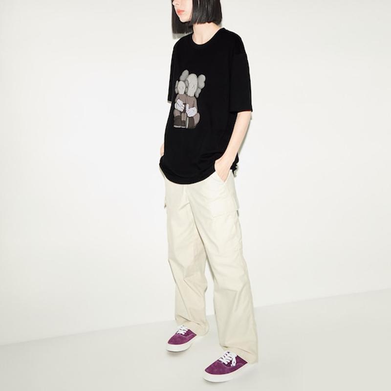 Uniqlo X Kaws Коллаборация Весна/Лето 2023 Принт с изображением обнимающей куклы Футболка с круглым вырезом с коротким рукавом Унисекс Топы Черный 467775-09