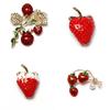 Креативная брошь-клубника с отделкой стразами для модных аксессуаров