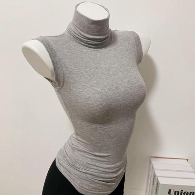 Приталенный топ без рукавов с высоким воротом, облегающий фигуру, однотонный