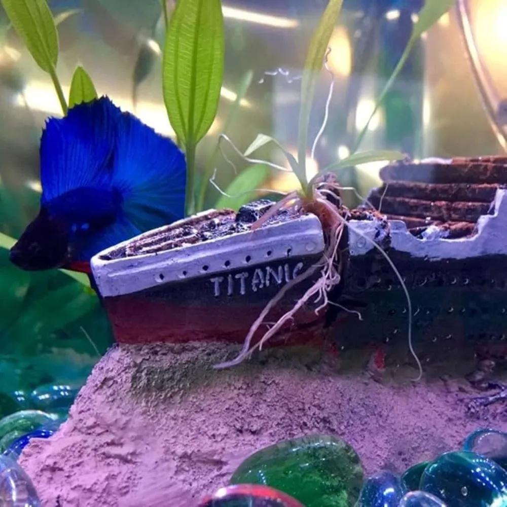 Декорации для ландшафтного дизайна аквариума имитируют крушение Титаника