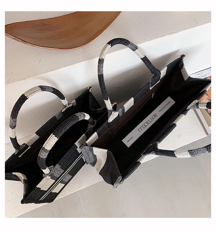 Черно-белая клетчатая сумка-тоут: Универсальная холщовая сумка для работающих женщин с большой вместимостью и стильным дизайном