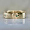 Кольцо Good Karma Evil Eye Emerald Band – Широкое обручальное кольцо с покрытием из желтого золота для женщин | Минималистичное гравированное кольцо | Защитный подарок для жены