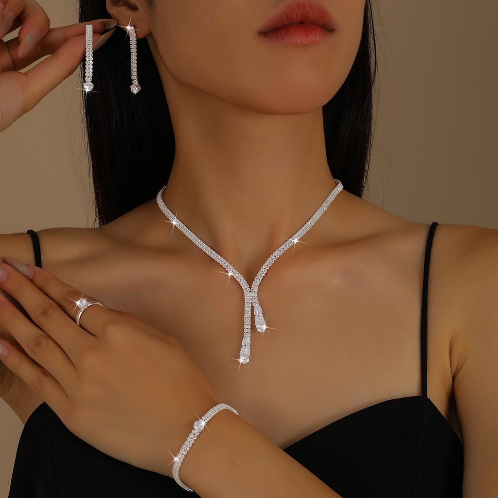 2026 Набор из четырех предметов: Простая цепочка на ключицы, Изысканная цепочка с когтями, Серьги с круглым цирконом и кристаллом, Ожерелье, Браслет, Кольцо