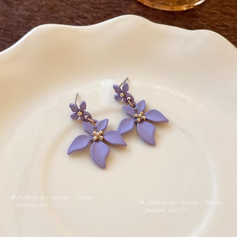 Серьги-подвески «Цветок серебряной иглы дофамина»: Изысканные, универсальные подвесные украшения с высококлассным видом.