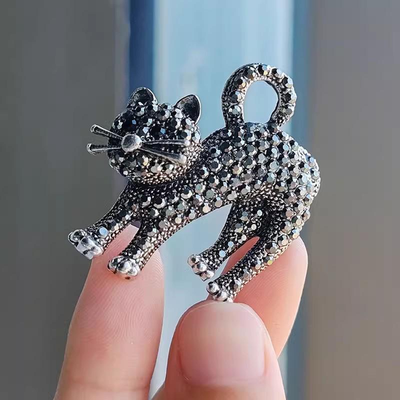 Премиальная корейская мультяшная брошь-капля масла с котенком - Элегантная животная булавка для женщин