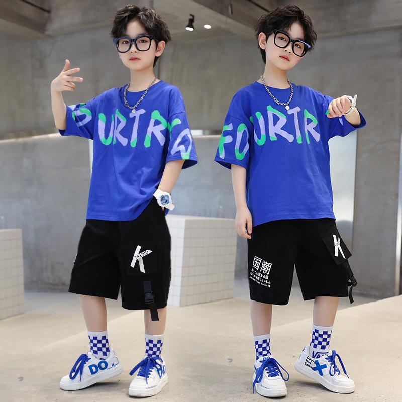 «Модная уличная одежда для мальчиков 2025 года»: Летний костюм-двойка с коротким рукавом.