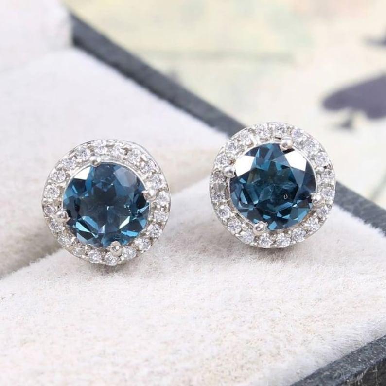 Серьги-гвоздики с серебряно-голубым топазом — серьги-гвоздики с голубым топазом Лондона — серьги для сестры — подарок на ноябрь/декабрь — серьги для художников