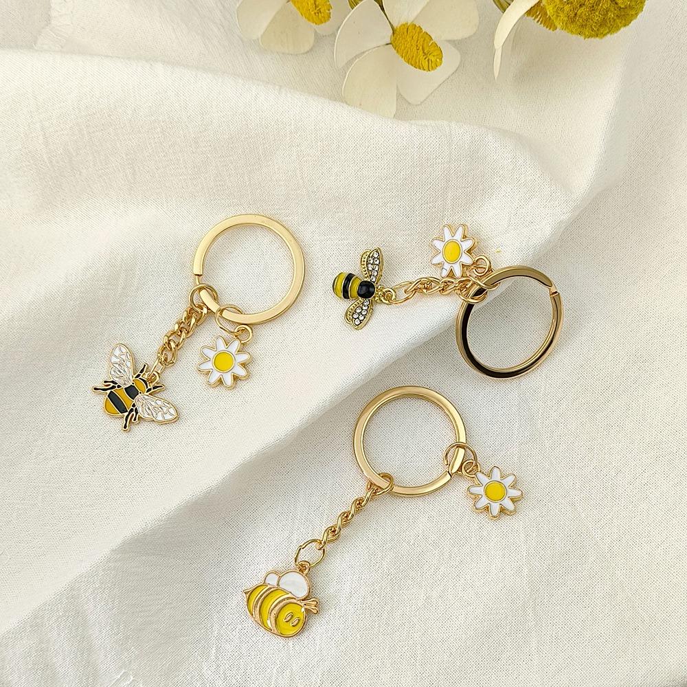 Брелки для ключей Cartoon Garden, мини-подвеска из металла и эмали, креативный брелок для ключей в виде цветка пчелы для женщин и мужчин
