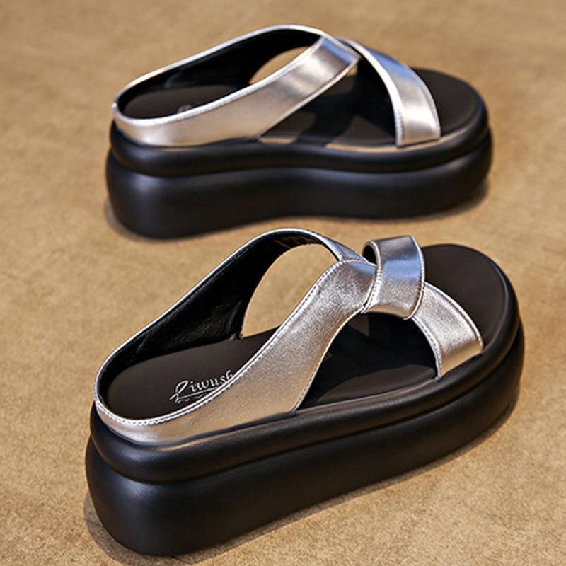 Маленькие толстоподошвенные маффиновые крутые тапочки для женской летней носки 2025 новые женские увеличивающие рост на высоком каблуке с мягкой подошвой пляжные сандалии