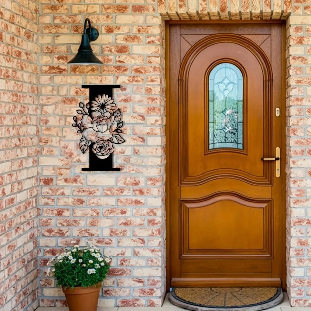 Потрясающая металлическая табличка с цветочными буквами-монограммами! Металлическое настенное искусство. Цветочный декор стен с заглавными буквами алфавита. Буквы для стен своими руками. Знак на заднем плане.