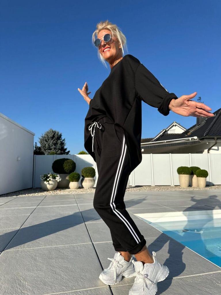 Женский комплект из однотонного трикотажного лонгслива с круглым вырезом и длинных брюк, с плетеными вставками. Осень/Зима 2025