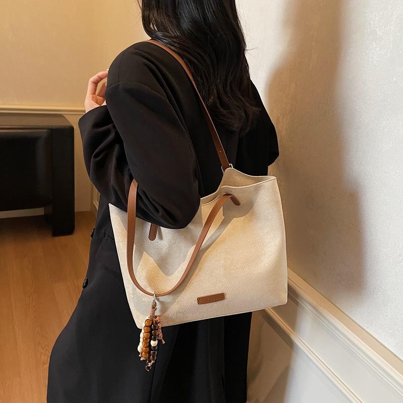 Премиальная замшевая сумка под мышкой женская 2025 новая ретро модная сумка на плечо большой вместимости сумка-тоут для поездок на работу