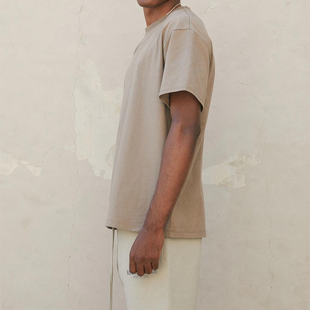 Fear of God Essentials FW21 Урожай Однотонная футболка с принтом букв, круглым вырезом, коротким рукавом, унисекс, топ, пшенично-коричневый FOG-FW21-008