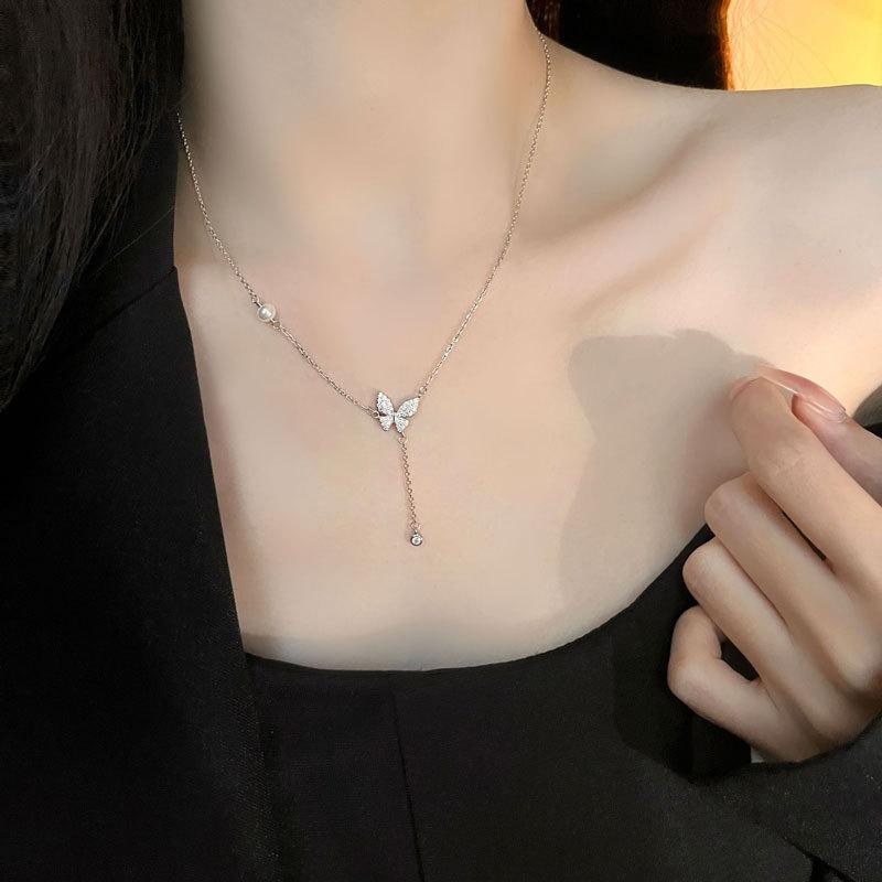 На первый взгляд, цепочка на ключицу «Падающая бабочка» — это элитное и роскошное ожерелье для женщин. Новая модель Нового года