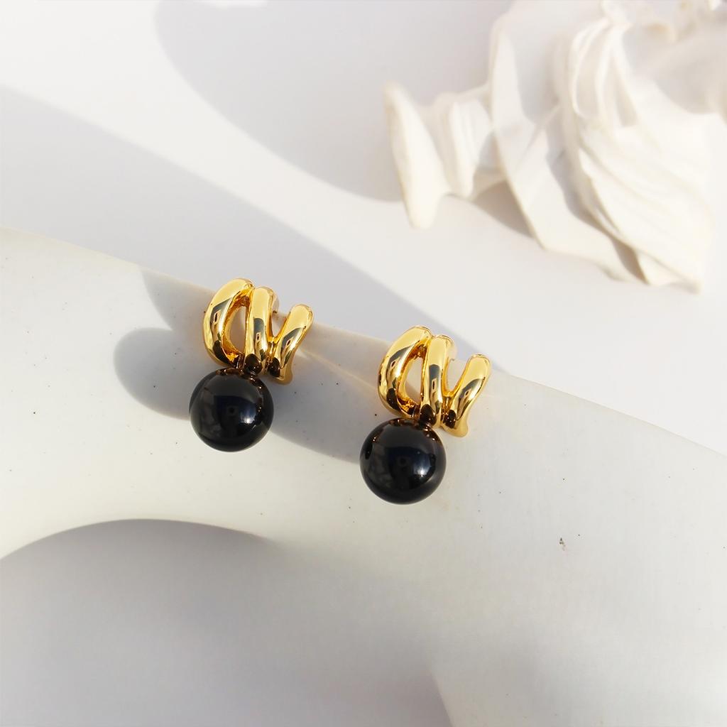 Autumn And Winter New French Black Agate Commuter Earrings Fashionable Wavy Metal Stud Earrings Women'S Fashion Silver Needle 702