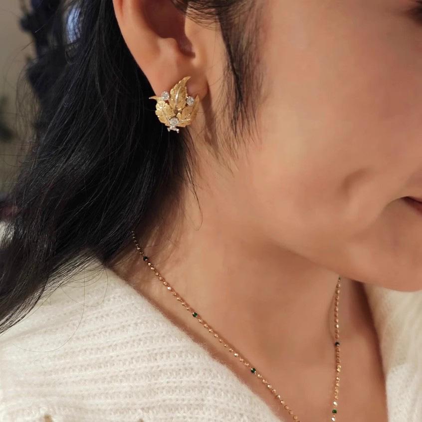 Двухцветные золотые итальянские филигранные серьги в виде виноградного листа