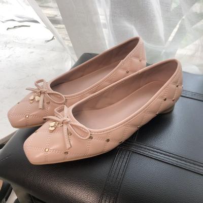 Модные туфли-лодочки с квадратным носком, неглубоким вырезом, на низком каблуке, осенние новинки, с бантом, заклепками, металлической пряжкой, мягкой подошвой, нескользящие, с низким верхом