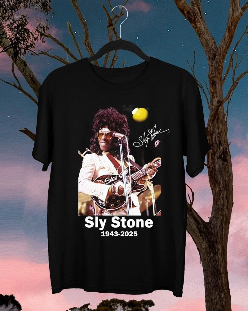 НОВЫЙ T-shirt с автографом Sly Stone 1943-2025 Черный Полный размер подарок Фанату Унисекс T-shirt