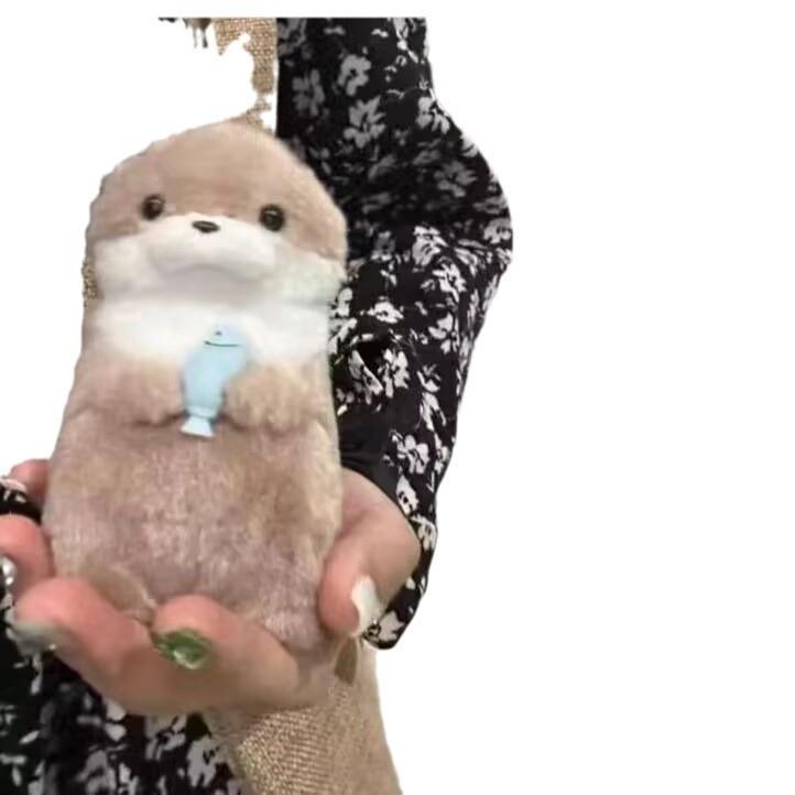 Милая выдра, держащая в руках рыбку, брелок, креативная плюшевая кукла, игрушка, сумка, подвесной кулон, подарок