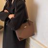 Модная большая повседневная сумка женская корейская версия женская сумка через подмышку 2024 осень новая простая, свежая и модная сумка через плечо