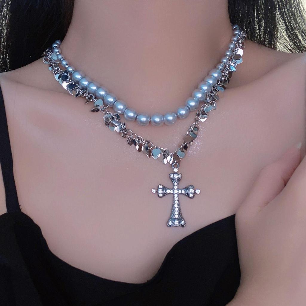 Chic Cross Pendant Necklace for Women - Trendy, Versatile, and Luxurious Clavicle Accessory.