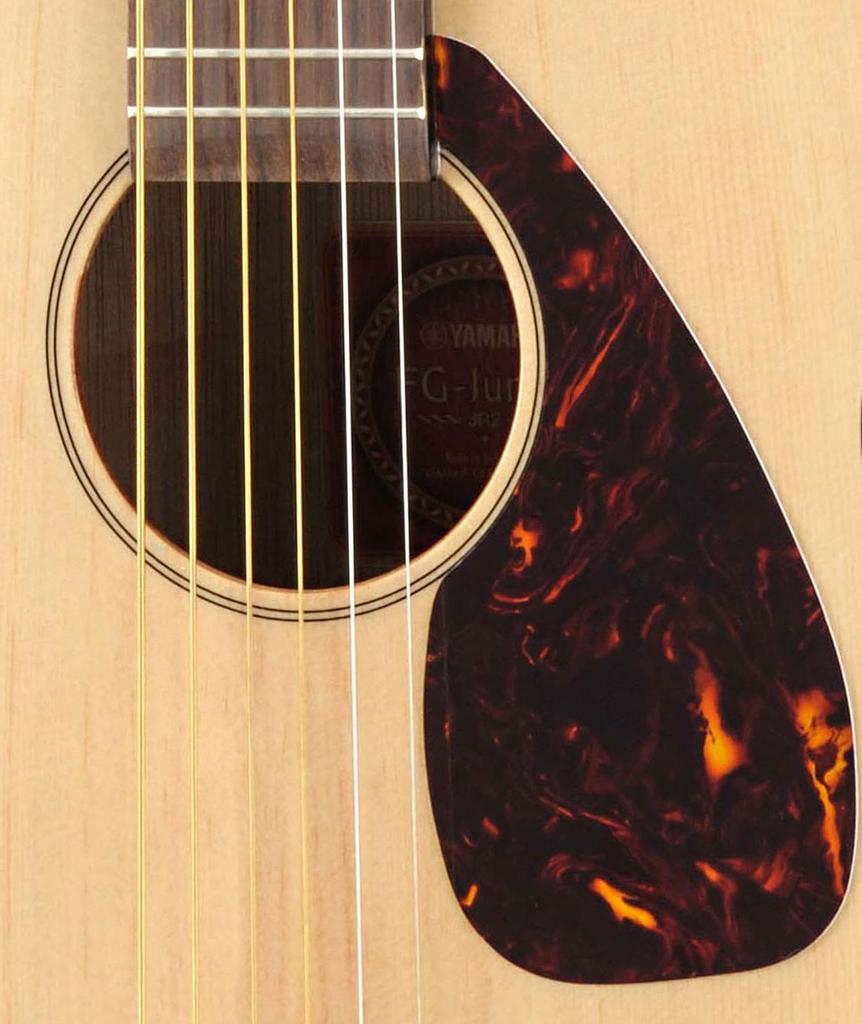 YAMAHA Мини-гитара JR2 NT Небольшой размер, но умеренное натяжение и объемный звук. В комплект входит специальный чехол.