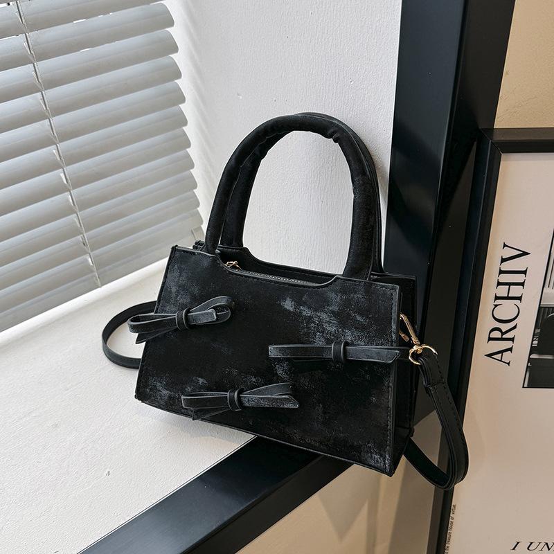 Модная женская сумка иностранного стиля с нежной текстурой и однотонным бантом. Маленькая женская сумка.