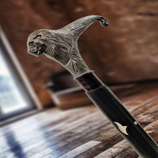 Трость для ходьбы. Дизайнерская трость ручной работы для мужчин и женщин. Изготовлена ​​из натурального дерева и металла.