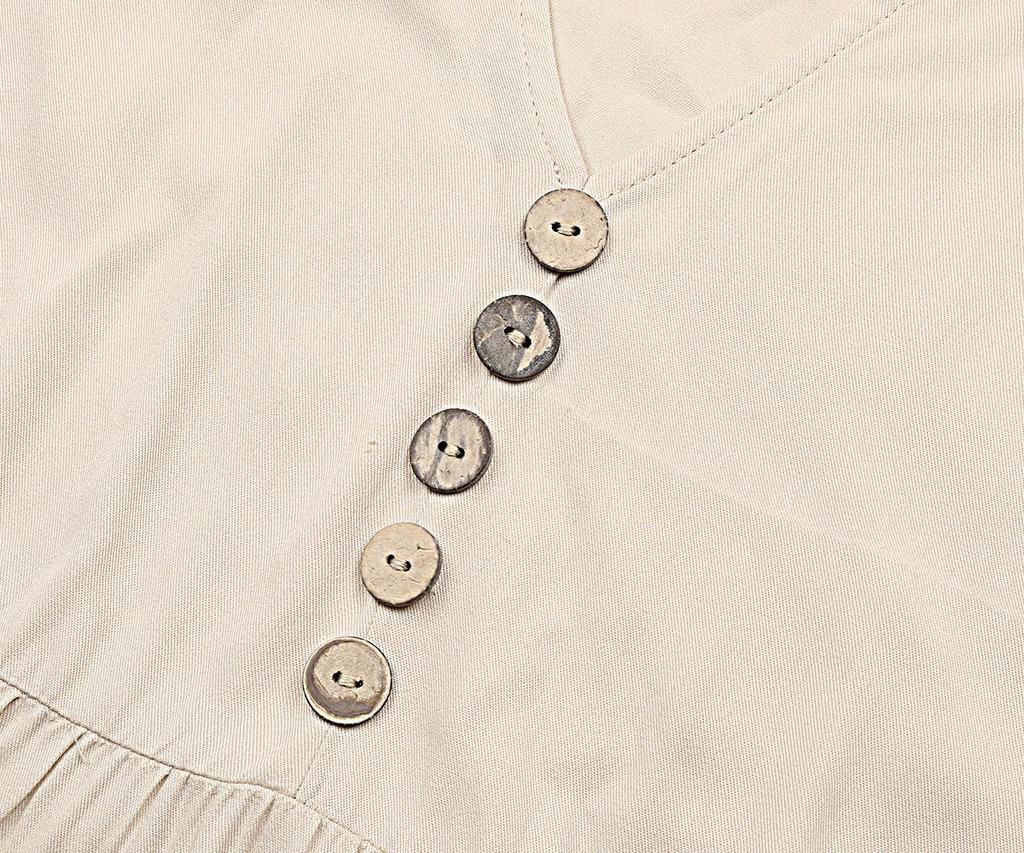 Летнее женское платье трапециевидной формы длиной до колена с V-образным вырезом без рукавов