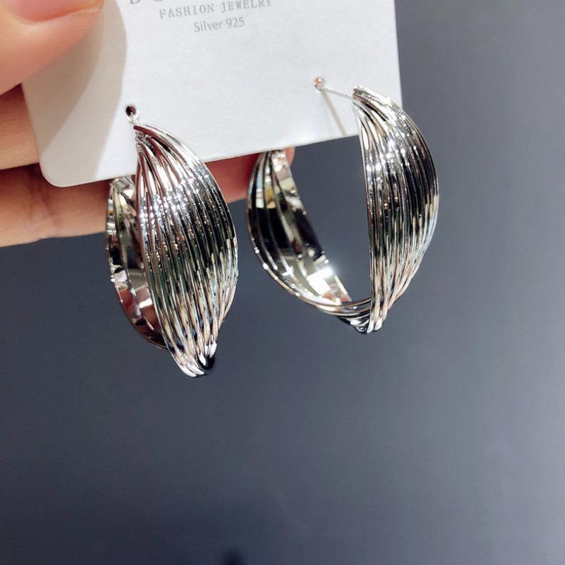 S111 серебряная игла новый темперамент крученые серьги-кольца корейский дизайн серьги простые и универсальные серьги-гвоздики