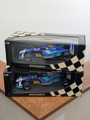 [ИСПОЛЬЗОВАЛ](Редкий предмет) PMA Масштаб 1/43 Sauber Petronas C22 N. Хайдфельд №9 + Х.Х.. Френтцен #10 Сезон 2003 Набор из двух машин