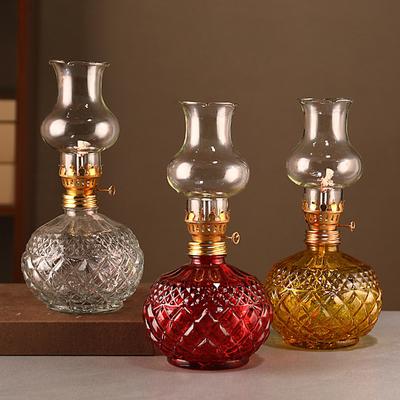 Масляная лампа перед Буддой, создающая атмосферу кемпинга. Осветительное приспособление