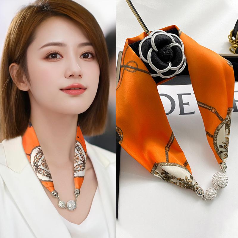 Женский шелковый шарф с магнитной пряжкой — модная защита шеи на весну, лето и осень 2024 года