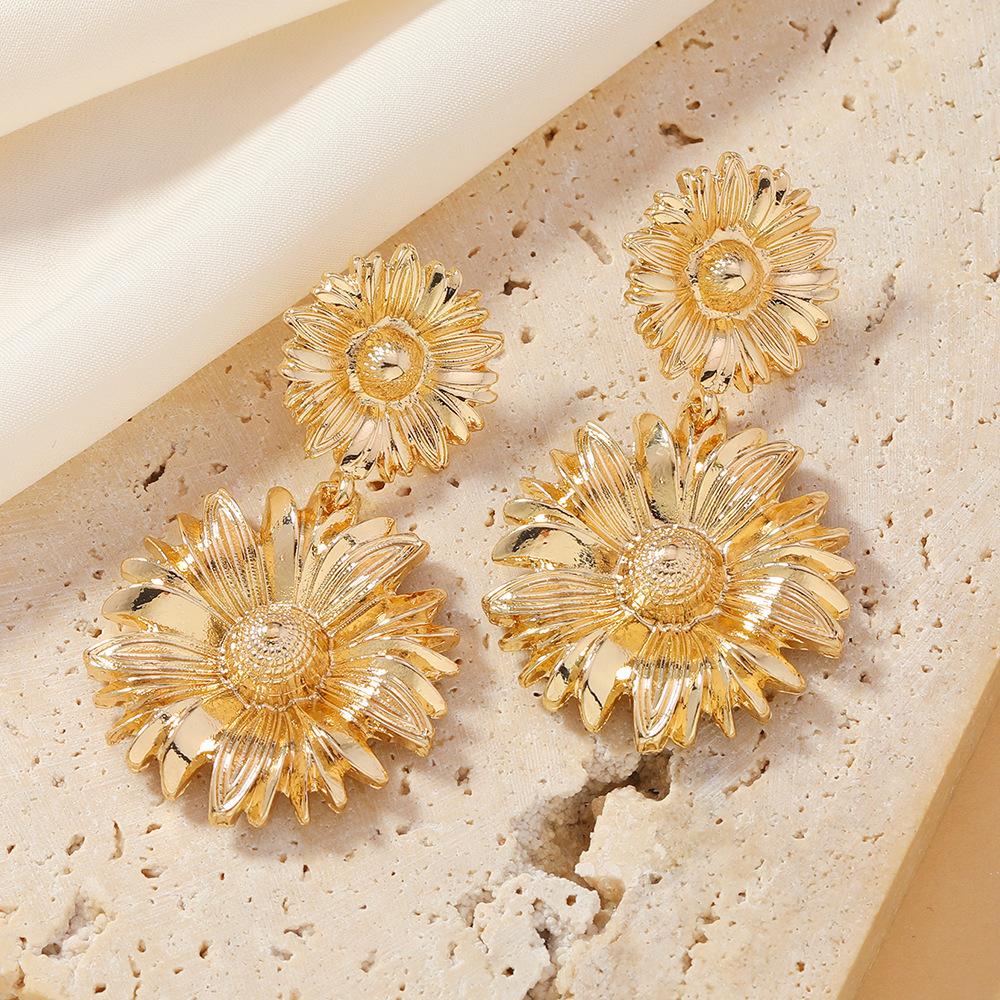 Trendy Statement Metal Flower Drop Earrings for Women Golden Chrysanthemum Charms Dangle Earrings Party Exaggerate Retro Jewelry