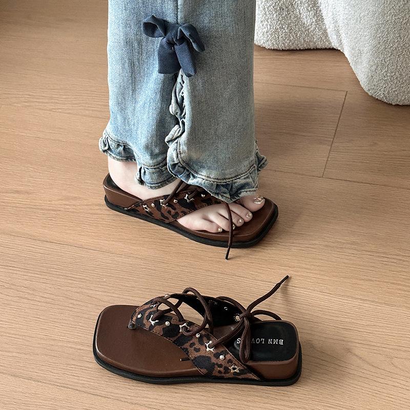 Square head slope heel thick bottom fashion versatile casual flip-flops women's summer new pinched feet beach cool slippers