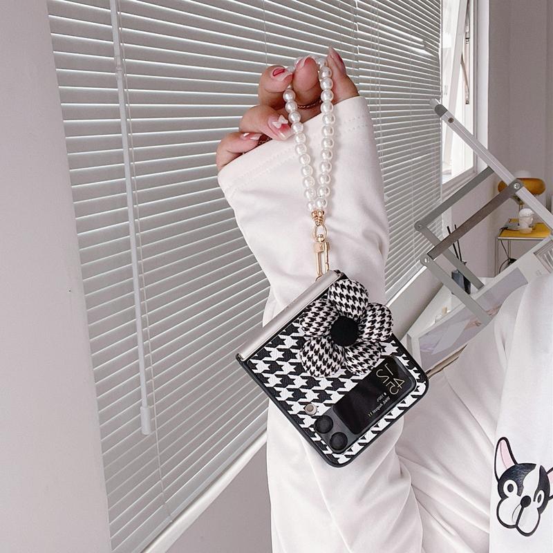 Luxury 3d Flower Leather Pearl Bracelet Chain Phone Case For Samsung Galaxy Z Flip 3 5g Flip3 Zflip 3 Z Flip 4 Cover Fundas Capa