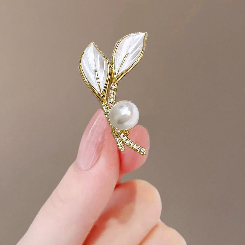 Summer Anti-Exposure Brooch: Fashionable and Luxurious Collar Pin for Women.