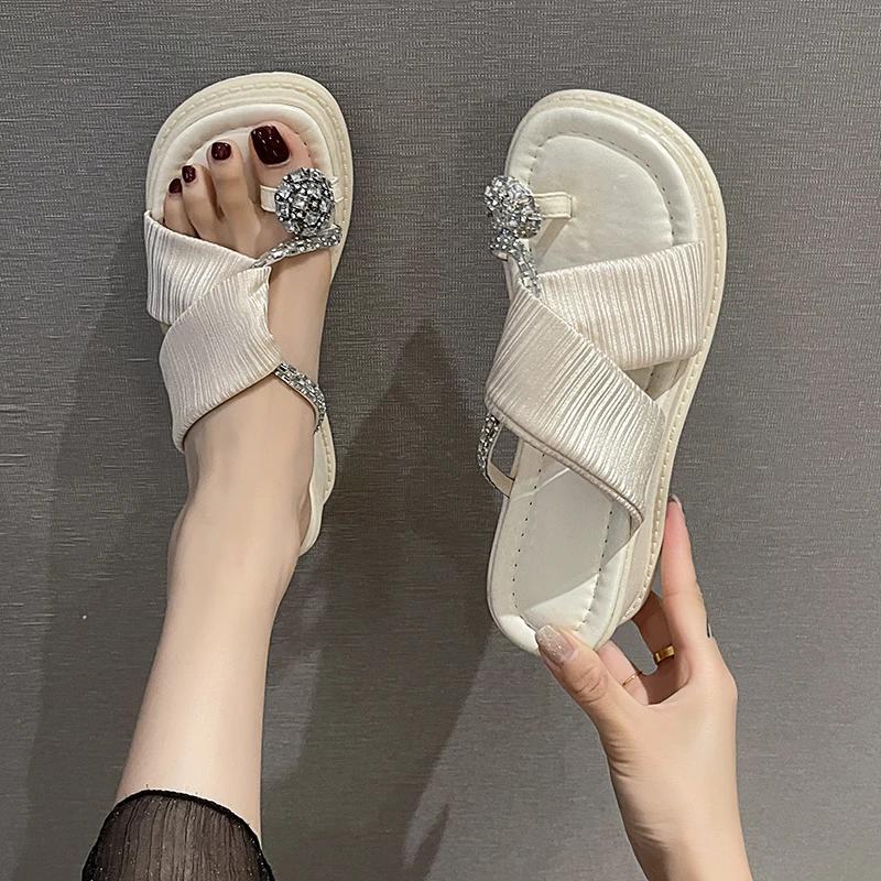 Мода 2024 года, новые домашние тапочки, туфли на платформе, женские блестящие шлепанцы, модные низкие летние желейные роскошные резиновые каблуки из искусственной кожи с копытами из ткани