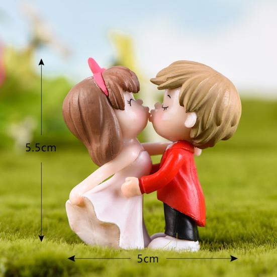 Resin Kissing Bride Groom Model Figurine Miniature Wedding Scenery Ornaments