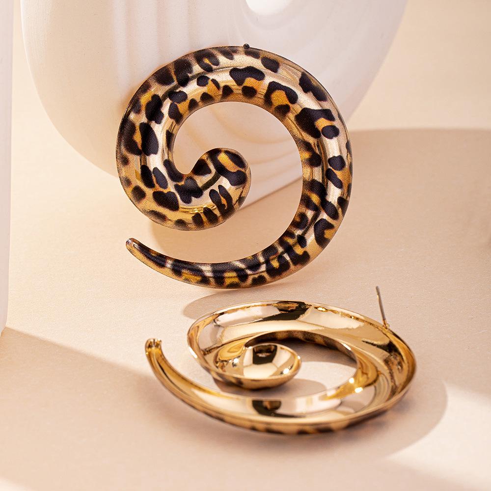 «Серьги в виде спирали с леопардовым узором — смелый и модный дизайн»